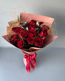 Букет 15 красных роз и эвкалипт  